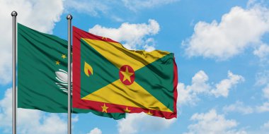 Macao ve Grenada bayrağı birlikte beyaz bulutlu mavi gökyüzüne karşı rüzgarda sallayarak. Diplomasi kavramı, uluslararası ilişkiler.