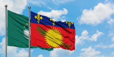 Macao ve Guadeloupe bayrağı birlikte beyaz bulutlu mavi gökyüzüne karşı rüzgarda sallayarak. Diplomasi kavramı, uluslararası ilişkiler.