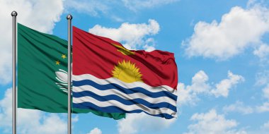 Macao ve Kiribati bayrağı birlikte beyaz bulutlu mavi gökyüzüne karşı rüzgarda sallayarak. Diplomasi kavramı, uluslararası ilişkiler.