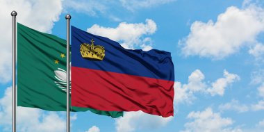 Macao ve Liechtenstein bayrağı birlikte beyaz bulutlu mavi gökyüzüne karşı rüzgarda sallayarak. Diplomasi kavramı, uluslararası ilişkiler.
