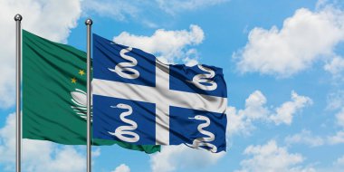 Macao ve Martinik bayrağı birlikte beyaz bulutlu mavi gökyüzüne karşı rüzgarda sallayarak. Diplomasi kavramı, uluslararası ilişkiler.