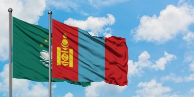 Macao ve Moğolistan bayrağı birlikte beyaz bulutlu mavi gökyüzüne karşı rüzgarda sallayarak. Diplomasi kavramı, uluslararası ilişkiler.