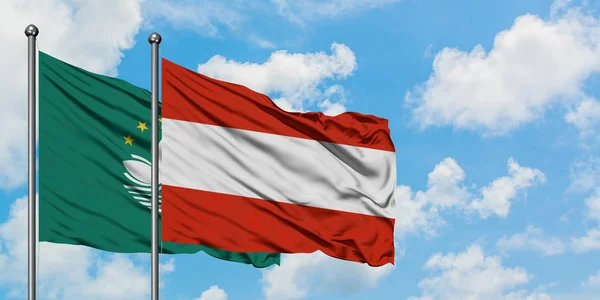 Bandera de Macao y Austria ondeando en el viento contra el cielo azul nublado blanco juntos. Concepto diplomático, relaciones internacionales . — Foto de Stock