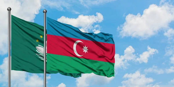 Bandera de Macao y Azerbaiyán ondeando en el viento contra el cielo azul nublado blanco juntos. Concepto diplomático, relaciones internacionales . — Foto de Stock