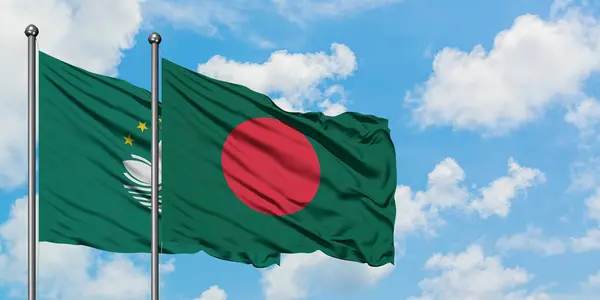 Bandera de Macao y Bangladesh ondeando en el viento contra el cielo azul nublado blanco juntos. Concepto diplomático, relaciones internacionales . — Foto de Stock