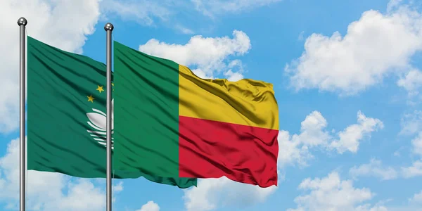 Bandera de Macao y Benín ondeando en el viento contra el cielo azul nublado blanco juntos. Concepto diplomático, relaciones internacionales . — Foto de Stock