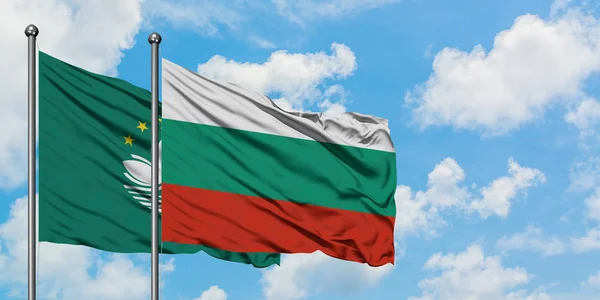 Bandera de Macao y Bulgaria ondeando en el viento contra el cielo azul nublado blanco juntos. Concepto diplomático, relaciones internacionales . — Foto de Stock