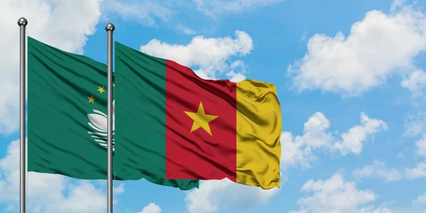 Bandera de Macao y Camerún ondeando en el viento contra el cielo azul nublado blanco juntos. Concepto diplomático, relaciones internacionales . — Foto de Stock