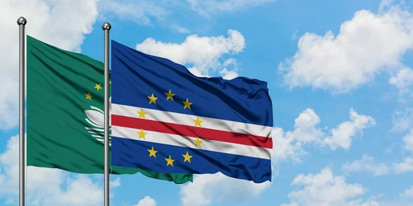 Bandera de Macao y Cabo Verde ondeando en el viento contra el cielo azul nublado blanco juntos. Concepto diplomático, relaciones internacionales . — Foto de Stock