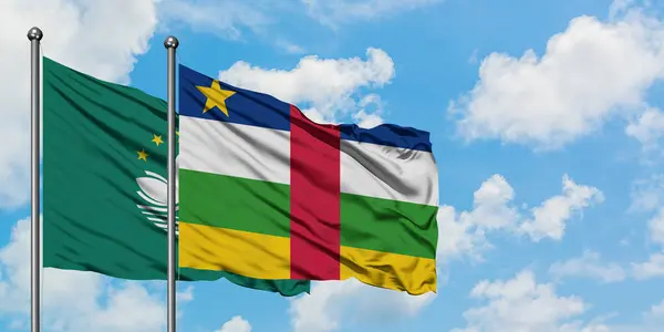 Bandera de Macao y República Centroafricana ondeando en el viento contra el cielo azul nublado blanco juntos. Concepto diplomático, relaciones internacionales . — Foto de Stock