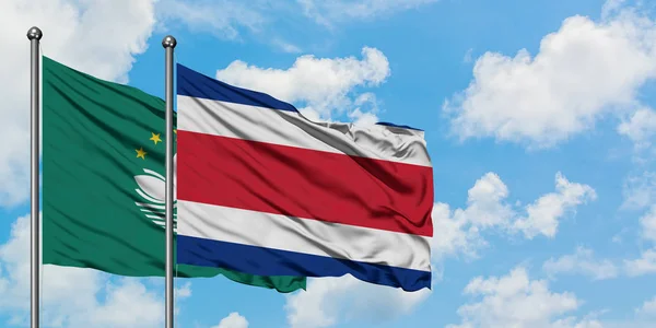 Macao e Costa Rica bandiera sventolando nel vento contro bianco cielo blu nuvoloso insieme. Concetto di diplomazia, relazioni internazionali . — Foto Stock
