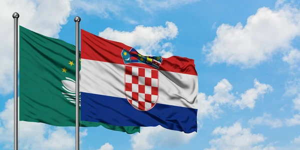 Bandera de Macao y Croacia ondeando en el viento contra el cielo azul nublado blanco juntos. Concepto diplomático, relaciones internacionales . — Foto de Stock