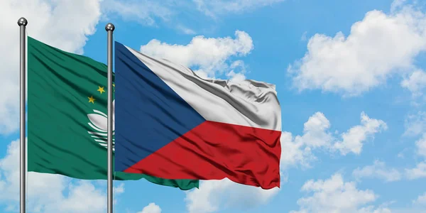 Drapeau de Macao et de la République tchèque agitant dans le vent contre le ciel bleu nuageux blanc ensemble. Concept de diplomatie, relations internationales . — Photo