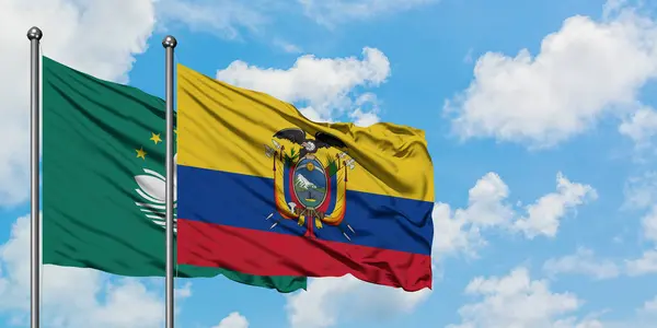 Η σημαία του Μακάο και του Ισημερινού κουνώντας τον άνεμο ενάντια στον λευκό θολό γαλάζιο ουρανό μαζί. Φιλοσοφία της διπλωματίας, διεθνείς σχέσεις. — Φωτογραφία Αρχείου