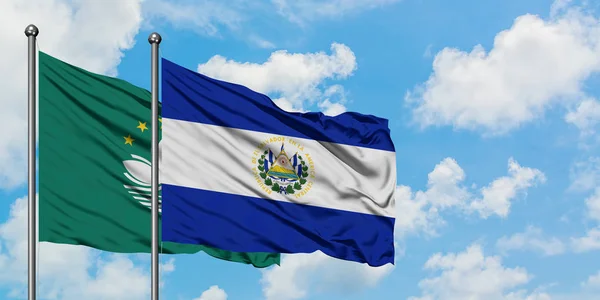 Macao ve El Salvador bayrağı birlikte beyaz bulutlu mavi gökyüzüne karşı rüzgarda sallayarak. Diplomasi kavramı, uluslararası ilişkiler. — Stok fotoğraf