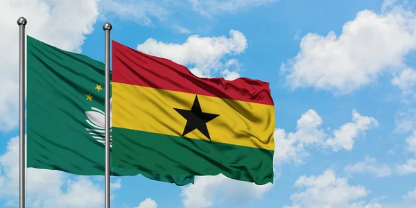 Bandera de Macao y Ghana ondeando en el viento contra el cielo azul nublado blanco juntos. Concepto diplomático, relaciones internacionales . — Foto de Stock