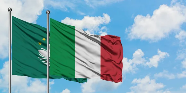 Bandera de Macao e Italia ondeando en el viento contra el cielo azul nublado blanco juntos. Concepto diplomático, relaciones internacionales . — Foto de Stock