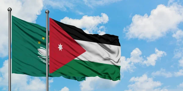 Bandera de Macao y Jordania ondeando en el viento contra el cielo azul nublado blanco juntos. Concepto diplomático, relaciones internacionales . — Foto de Stock