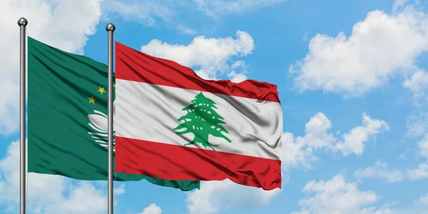 Bandera de Macao y Líbano ondeando en el viento contra el cielo azul nublado blanco juntos. Concepto diplomático, relaciones internacionales . — Foto de Stock