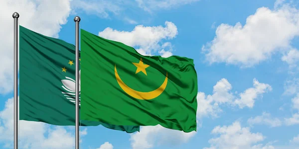 Bandera de Macao y Mauritania ondeando en el viento contra el cielo azul nublado blanco juntos. Concepto diplomático, relaciones internacionales . — Foto de Stock