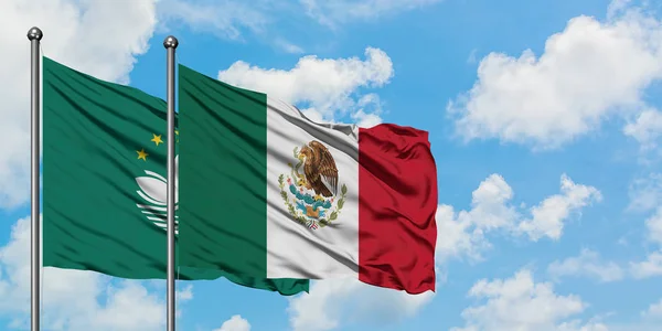 Bandera de Macao y México ondeando en el viento contra el cielo azul nublado blanco juntos. Concepto diplomático, relaciones internacionales . —  Fotos de Stock