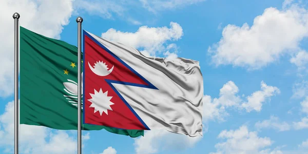 Bandera de Macao y Nepal ondeando en el viento contra el cielo azul nublado blanco juntos. Concepto diplomático, relaciones internacionales . — Foto de Stock