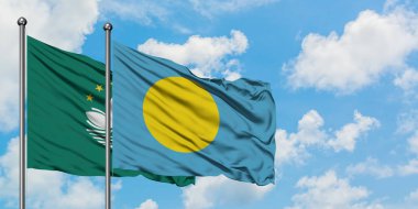 Macao ve Palau bayrak birlikte beyaz bulutlu mavi gökyüzüne karşı rüzgarda sallayarak. Diplomasi kavramı, uluslararası ilişkiler.