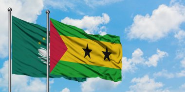 Macao ve Sao Tome ve Principe bayrak birlikte beyaz bulutlu mavi gökyüzüne karşı rüzgarda sallayarak. Diplomasi kavramı, uluslararası ilişkiler.