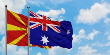 Makedonya ve Heard Adası ve Mcdonald Adaları bayrağı birlikte beyaz bulutlu mavi gökyüzüne karşı rüzgarda sallayarak. Diplomasi kavramı, uluslararası ilişkiler.