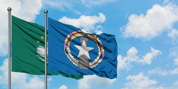 Флаг Макао и Северных Марианских островов, размахивающий ветром против белого облачно-синего неба вместе. Концепция дипломатии, международные отношения . — стоковое фото