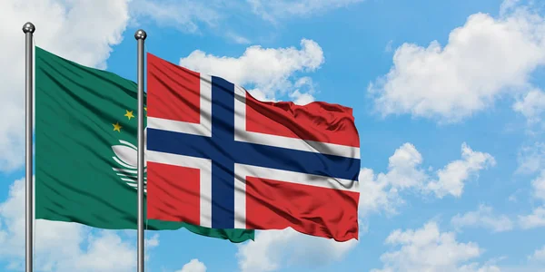 Bandera de Macao y Noruega ondeando en el viento contra el cielo azul nublado blanco juntos. Concepto diplomático, relaciones internacionales . — Foto de Stock