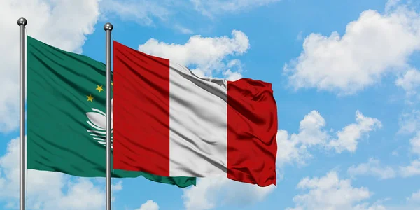 Bandera de Macao y Perú ondeando en el viento contra el cielo azul nublado blanco juntos. Concepto diplomático, relaciones internacionales . — Foto de Stock