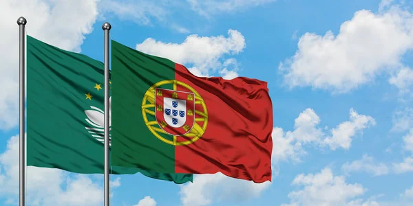 Bandeira de Macau e Portugal agitando no vento contra o céu azul nublado branco juntos. Conceito de diplomacia, relações internacionais . — Fotografia de Stock