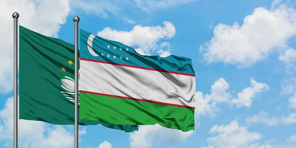 Macao e la bandiera dell'Uzbekistan sventolano insieme nel vento contro il bianco cielo blu nuvoloso. Concetto di diplomazia, relazioni internazionali . — Foto Stock