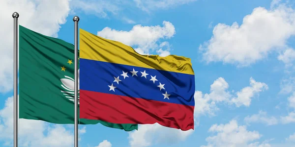 Bandera de Macao y Venezuela ondeando en el viento contra el cielo azul nublado blanco juntos. Concepto diplomático, relaciones internacionales . — Foto de Stock