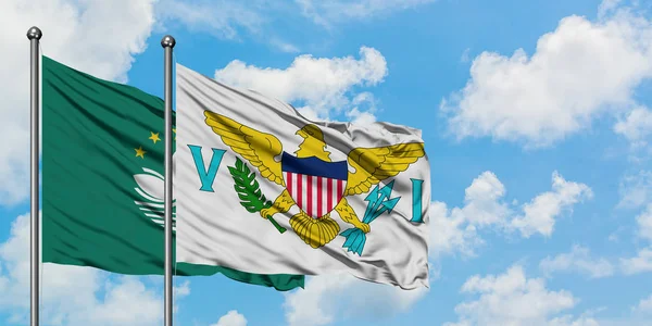 Bandera de Macao y las Islas Vírgenes de los Estados Unidos ondeando en el viento contra el cielo azul nublado blanco juntos. Concepto diplomático, relaciones internacionales . — Foto de Stock