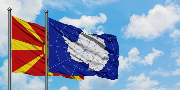 Bandera de Macedonia y la Antártida ondeando en el viento contra el cielo azul nublado blanco juntos. Concepto diplomático, relaciones internacionales . — Foto de Stock