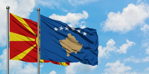 Bandera de Macedonia y Kosovo ondeando en el viento contra el cielo azul nublado blanco juntos. Concepto diplomático, relaciones internacionales . — Foto de Stock