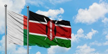 Madagaskar ve Kenya bayrağı birlikte beyaz bulutlu mavi gökyüzüne karşı rüzgarda sallayarak. Diplomasi kavramı, uluslararası ilişkiler.