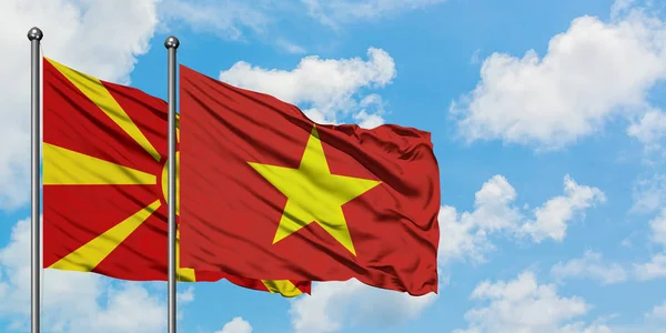 Bandera de Macedonia y Vietnam ondeando en el viento contra el cielo azul nublado blanco juntos. Concepto diplomático, relaciones internacionales . — Foto de Stock