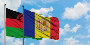 Malavi ve Andorra bayrağı birlikte beyaz bulutlu mavi gökyüzüne karşı rüzgarda sallayarak. Diplomasi kavramı, uluslararası ilişkiler.