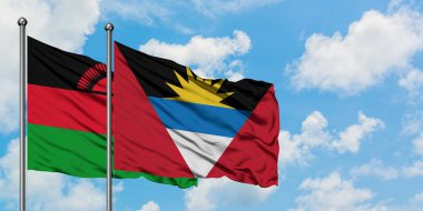 Malavi ve Antigua ve Barbuda bayrağı birlikte beyaz bulutlu mavi gökyüzüne karşı rüzgarda sallayarak. Diplomasi kavramı, uluslararası ilişkiler.