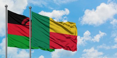 Malavi ve Benin bayrağı birlikte beyaz bulutlu mavi gökyüzüne karşı rüzgarda sallayarak. Diplomasi kavramı, uluslararası ilişkiler.