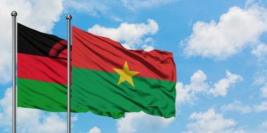 Malavi ve Burkina Faso bayrak birlikte beyaz bulutlu mavi gökyüzüne karşı rüzgarda sallayarak. Diplomasi kavramı, uluslararası ilişkiler.