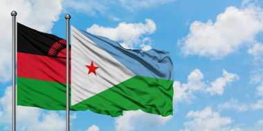 Malavi ve Cibuti bayrağı birlikte beyaz bulutlu mavi gökyüzüne karşı rüzgarda sallayarak. Diplomasi kavramı, uluslararası ilişkiler.