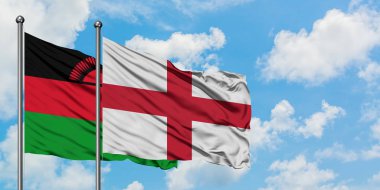 Malavi ve İngiltere bayrağı birlikte beyaz bulutlu mavi gökyüzüne karşı rüzgarda sallayarak. Diplomasi kavramı, uluslararası ilişkiler.