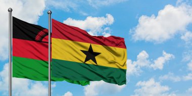 Malavi ve Gana bayrağı birlikte beyaz bulutlu mavi gökyüzüne karşı rüzgarda sallayarak. Diplomasi kavramı, uluslararası ilişkiler.