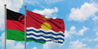 Malavi ve Kiribati bayrağı birlikte beyaz bulutlu mavi gökyüzüne karşı rüzgarda sallayarak. Diplomasi kavramı, uluslararası ilişkiler.