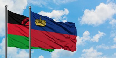 Malavi ve Lihtenştayn bayrağı birlikte beyaz bulutlu mavi gökyüzüne karşı rüzgarda sallayarak. Diplomasi kavramı, uluslararası ilişkiler.