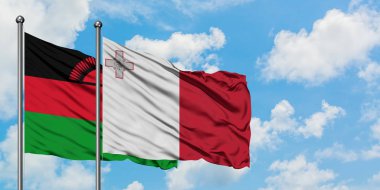 Malavi ve Malta bayrağı birlikte beyaz bulutlu mavi gökyüzüne karşı rüzgarda sallayarak. Diplomasi kavramı, uluslararası ilişkiler.